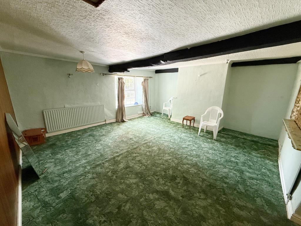 Lot: 82 - TOWN CENTRE PROPERTY WITH CONSENT FOR THREE DWELLINGS - Room with exposed ceiling beam